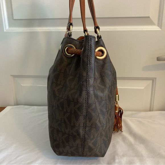 Michael Kors Signature Bedford Ravel Drawstring Bucket Bag - Picture 5 of 11